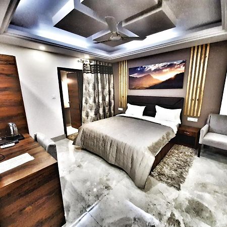 Hotel Aerocity Purple Orchid New Delhi Bagian luar foto
