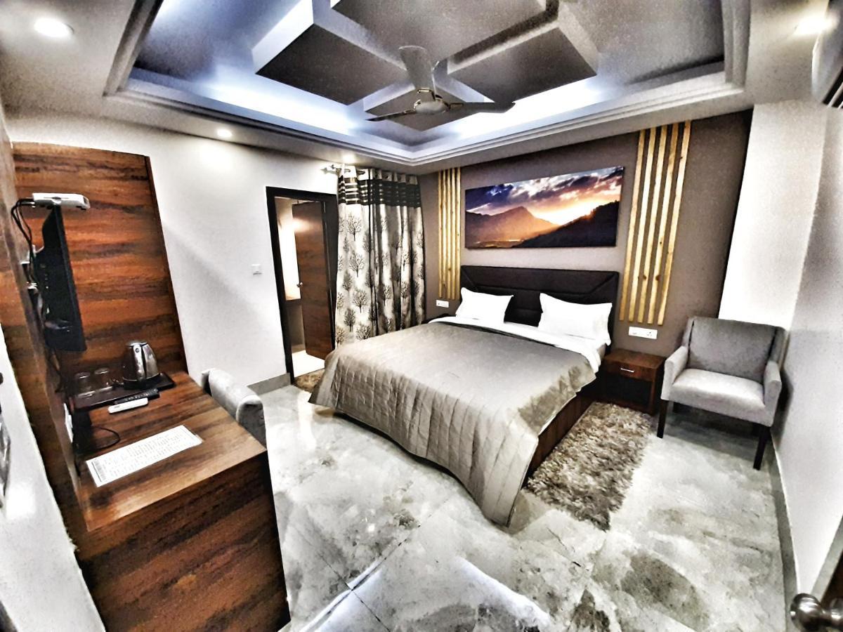Hotel Aerocity Purple Orchid New Delhi Bagian luar foto