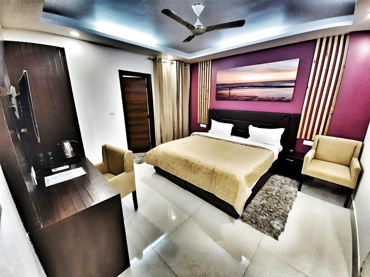Hotel Aerocity Purple Orchid New Delhi Bagian luar foto