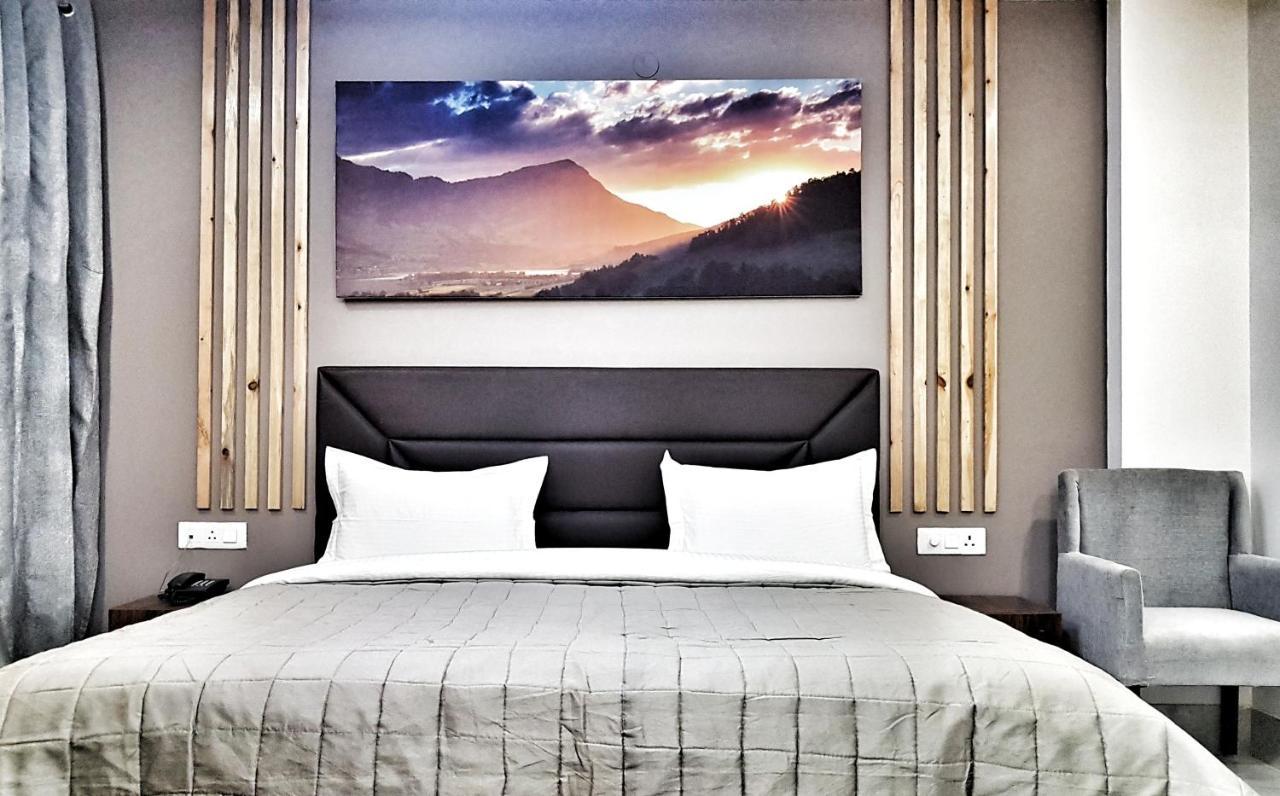 Hotel Aerocity Purple Orchid New Delhi Bagian luar foto