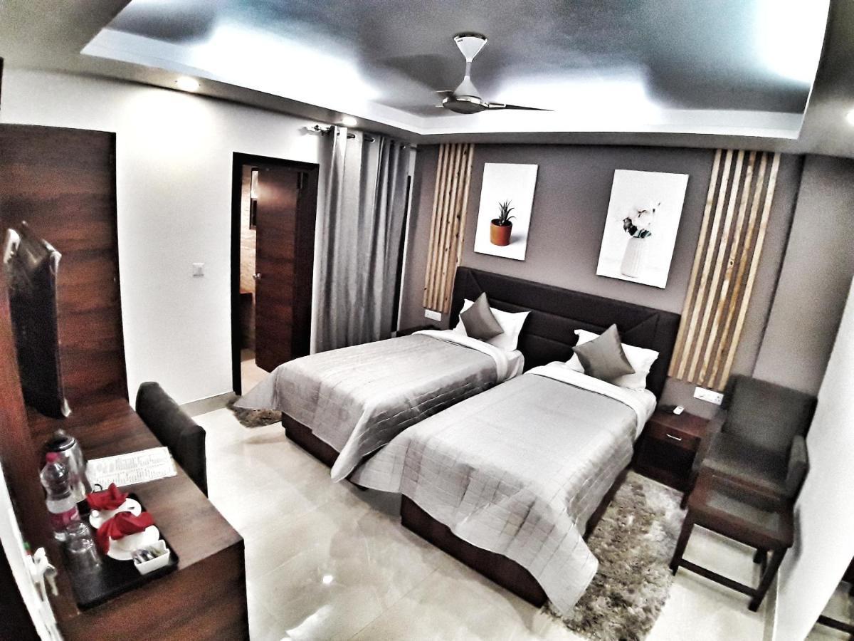 Hotel Aerocity Purple Orchid New Delhi Bagian luar foto