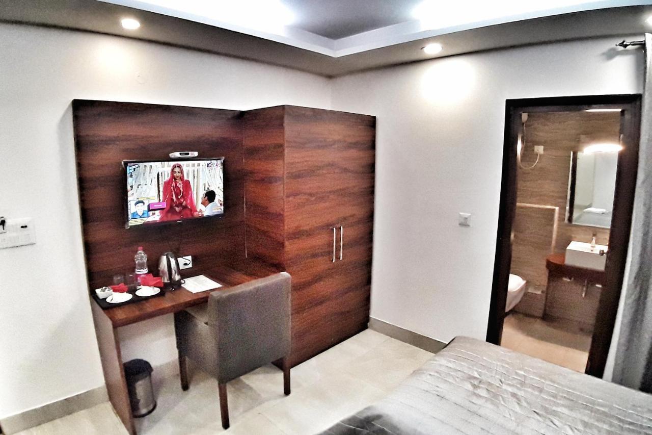 Hotel Aerocity Purple Orchid New Delhi Bagian luar foto