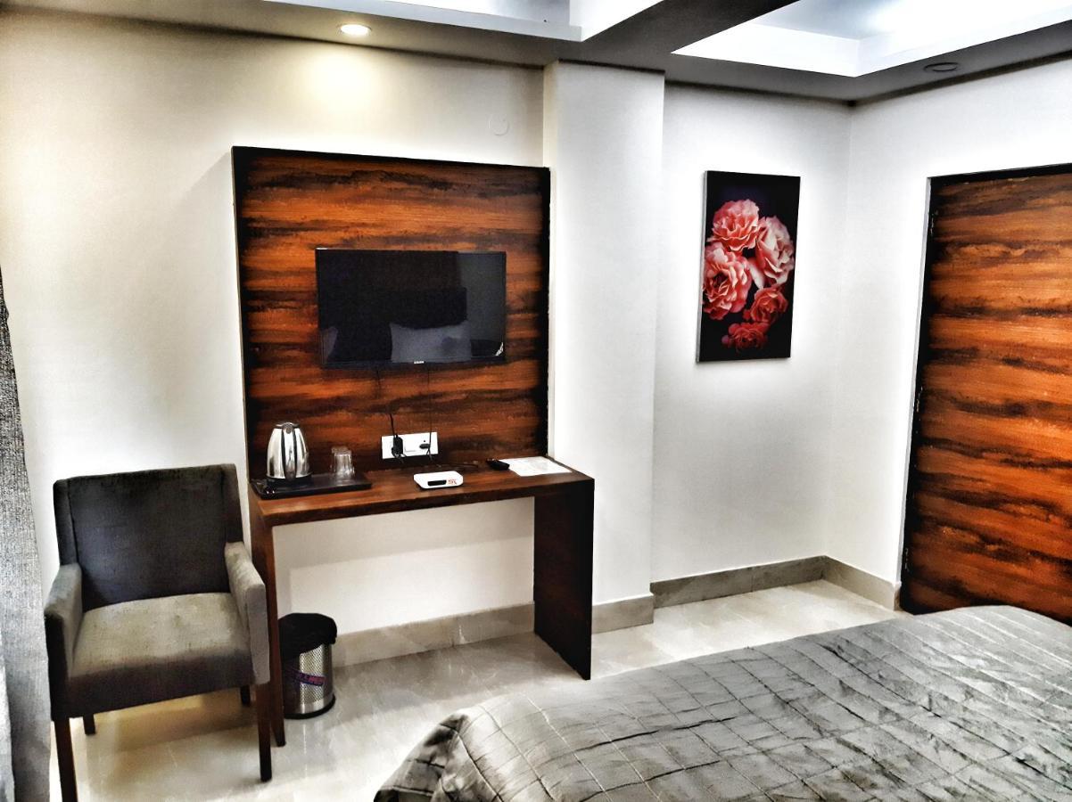 Hotel Aerocity Purple Orchid New Delhi Bagian luar foto